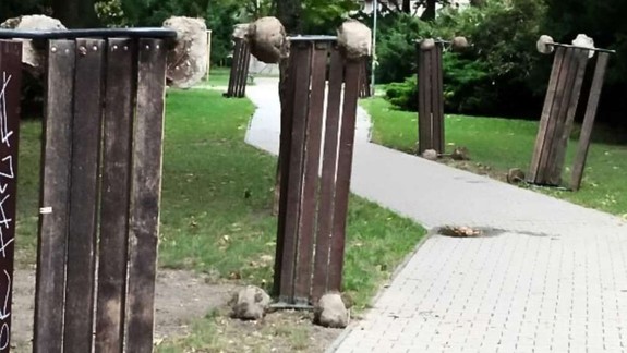 Hrozné: Vandali povyvracali zo zeme lavičky na Jakubovom námestí