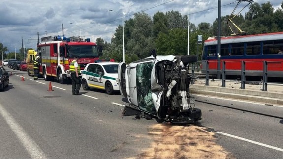 Nehoda na Karloveskej: Vodič narazil do zábradlia zastávky MHD, auto úplne zdemoloval