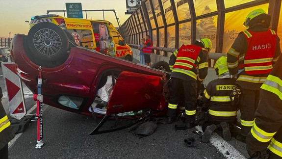 Na obchvate sa zrazili dve autá,  jedno skončilo na streche