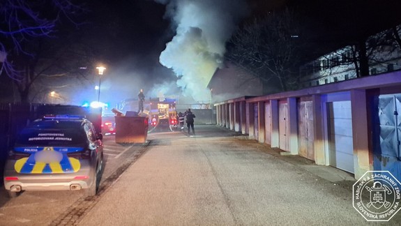 V opustenej budove na Mikovíniho vypukol požiar