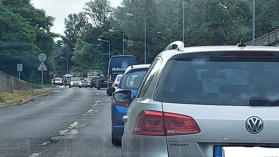 V Bratislave i okolí sa aj v stredu tvoria kolóny