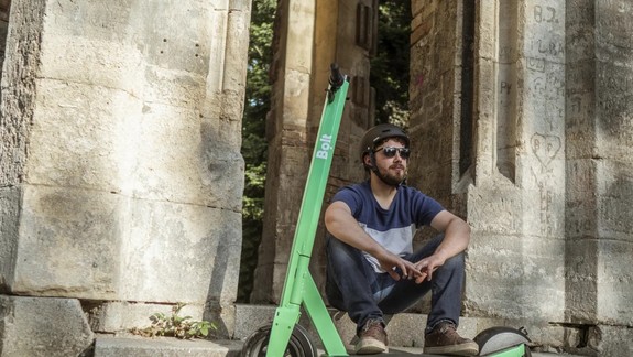 Pre e-kolobežkárov platia jasné pravidlá - nie sú chodci, ale vodiči!