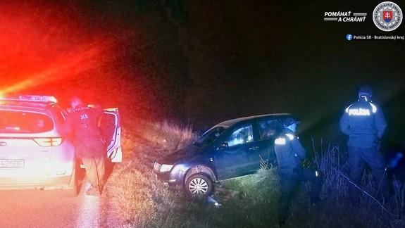 Opitá vodička: Mladá žena zišla s autom mimo cesty