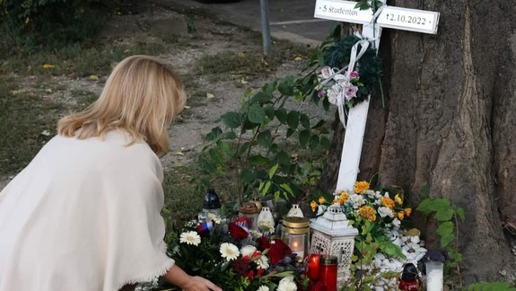 Výročie tragickej nehody na zastávke Zochova: Prezidentka na pietnom mieste zapálila sviečky