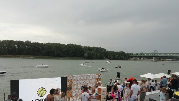 VIDEO a FOTO: Lode, krásne ženy i ekológia: Pri nákupnom centre Eurovea sa opäť konala River Show