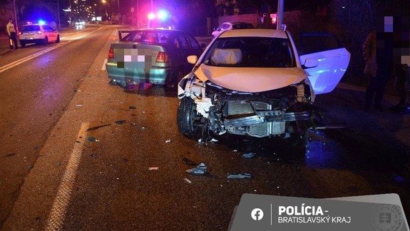 Nehoda v Rači: Vodič prechádzal cez križovatku na červenú, čelne sa zrazil s iným autom