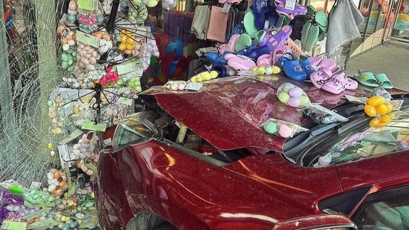 Kuriózna nehoda: Staršia vodička omylom namiesto cúvania vyrazila vpred a vrazila do obchodu