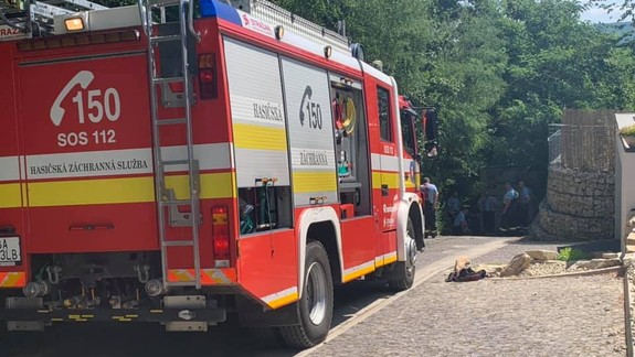 Hasiči zasahujú pri požiari dvoch dreveníc na Ulici Svornosti