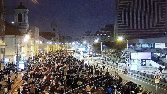 Pochod protestujúcich zablokoval premávku MHD v centre mesta - ktoré linky boli odklonené?