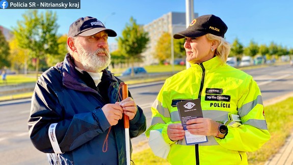Deň bielej palice potvrdil, že väčšina vodičov signál bielou palicou pozná. Koľko áut však nezastavilo?