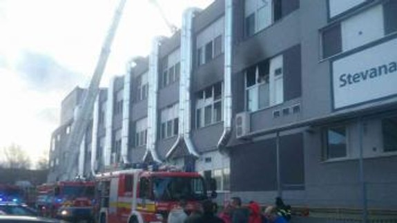 Hasiči zasahujú pri požiari výrobnej haly v Dúbravke