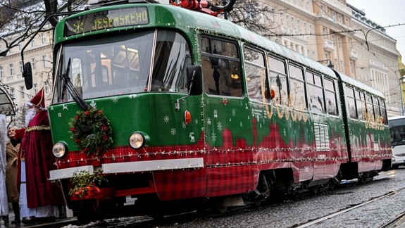 V centre mesta bude opäť bezplatne jazdiť vianočná električka, nájdete v nej aj minigalériu