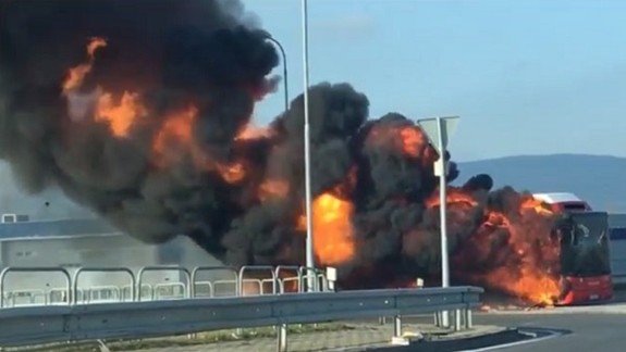 VIDEO Požiar autobusu: Bratislavská linka MHD sa ocitla v plameňoch