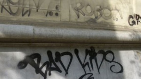 Polícia chytila v Petržalke sprejera, hrozí mu rok väzenia