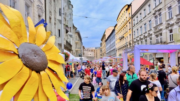 Rozlúčka s letom prilákala na Štúrovu tisíce ľudí. Viete, čo sa stane s použitým trávnikom?