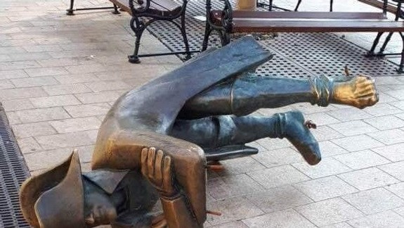 FOTO: Socha napoleonského vojaka sa na svoje miesto asi tak skoro nevráti...