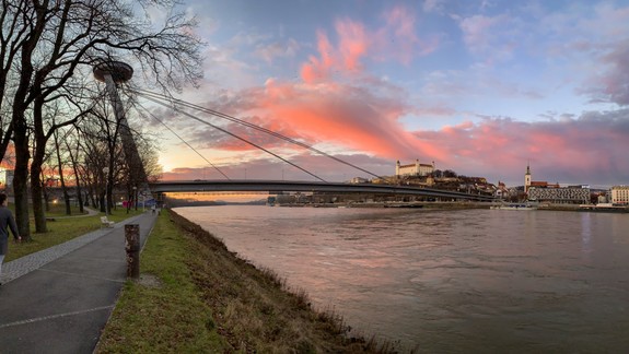 FOTO: Takéto pestrofarebné nebeské divadlo sa včera odohrávalo nad Bratislavou