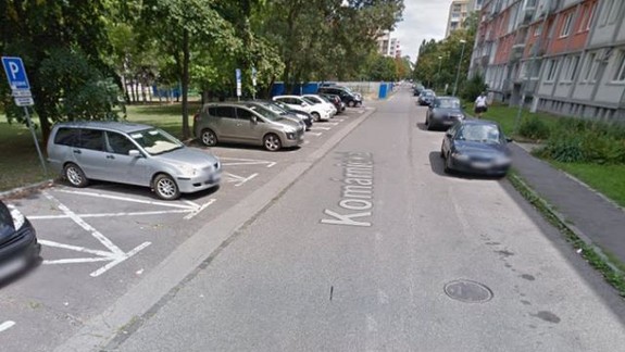 Vodič zrazil dvoch chodcov, polícii zatiaľ uniká