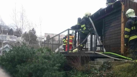 Hasiči zasahujú: V Starom Meste horela chatka