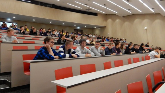 Časť študentov FIIT STU ohlásila protestné akcie, žiadajú odstúpenie dekana