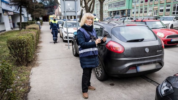 Ako fungujú parkovací asistenti v regulovaných zónach? Zažívajú ústretovosť, no aj útoky