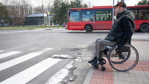 VIDEO: Je to katastrofa. Otestovali sme s vozičkárom naše chodníky