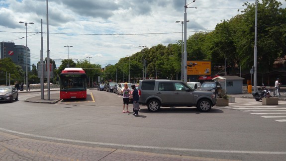 V Ružinove opravia časť Krajnej ulice, v Starom Meste zastávky MHD