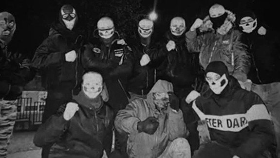 Výčiny maskovaných útočníkov v uliciach: Polícia viacerých identifikovala, obete si vyberali náhodne