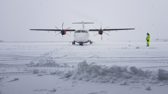 VIDEO: Pozrite si, ako sa odmrazuje lietadlo na bratislavskom letisku