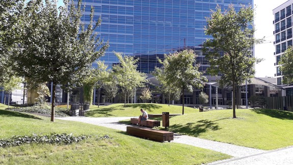 FOTO: Vnútrobloky výškoviek v novom centre sú zážitkom prístupným pre všetkých. Pozrite sa dnu...