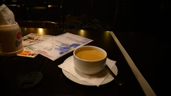 Pri pití kávy vzniká odpad, viete správne vytriedit jej obal?