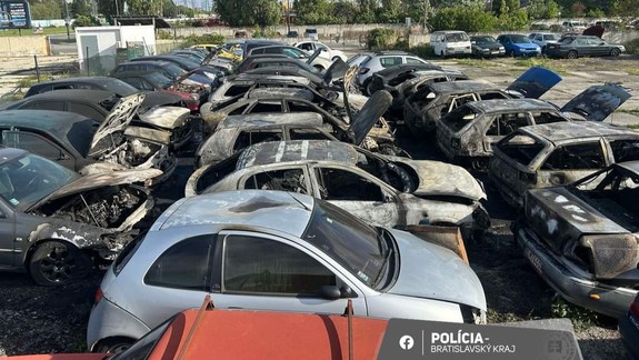 Hrozné, zhorelo až 16 áut: V bratislavskom Novom Meste vyčíňal podpaľač