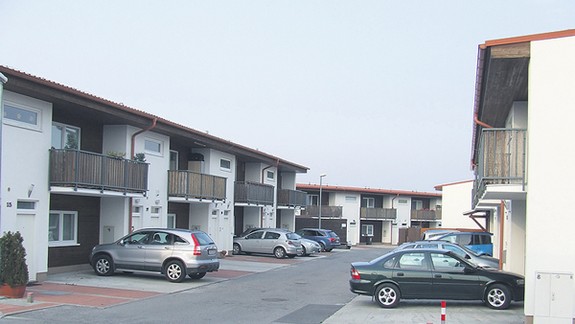 Majú skolaudované domy, chýba cesta a osvetlenie