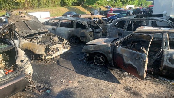 Veľký požiar: Na Pionierskej v noci horelo sedem áut