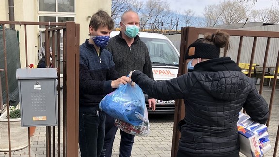 Dobrovoľníci v Bratislave za dva týždne ušili a rozviezli 2200 rúšok