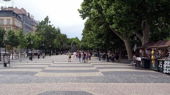 Agresor na Hviezdoslavovom námestí: Útočil na ženy, zasahujúca policajtka po jeho údere putovala k zemi