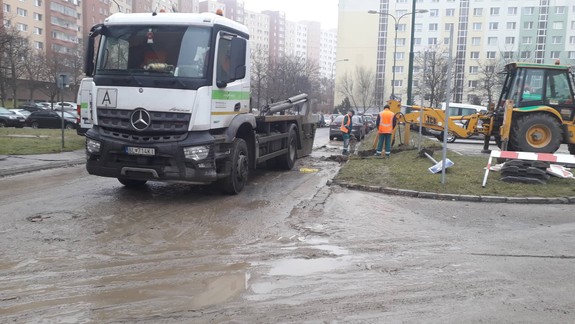 FOTO: Na Vavilovovej prasklo potrubie so studenou vodou a takto to tam vyzeralo....