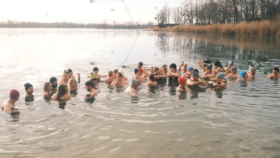 Takmer 100 dobroborcov vyjadrilo v ľadovej vode na Zlatých pieskoch solidaritu s ľuďmi bez domova