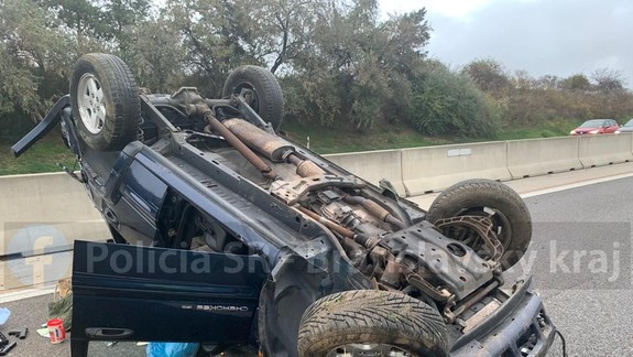 Komplikácie na D1 pri Senci. Auto zostalo na streche, tvoria sa kolóny