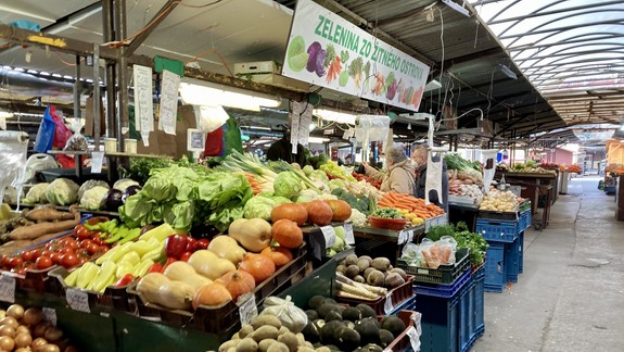 Ťažko pochopiť: Pestovateľov z tržnice hygienici vyháňajú, iní predajcovia tam môžu zostať