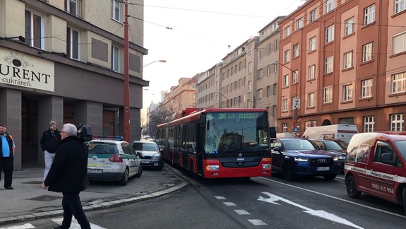 Ranná zrážka trolejbusu a chodca: Vodič jej už nedokázal zabrániť