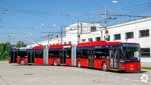 FOTO Naozaj ohromujúca dĺžka: Do Bratislavy dorazil prvý megatrolejbus
