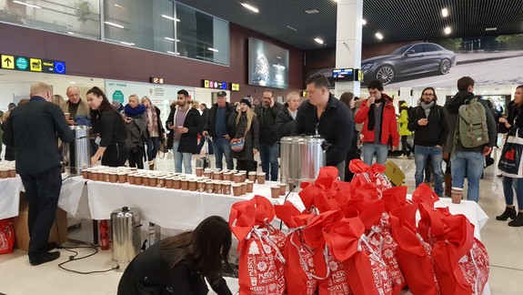 Cestujúcich čakalo na letisku vianočné prekvapenie
