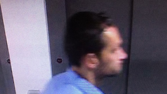 Nepoznáte tohto muža? Môže pomôcť objasniť vlámanie do auta