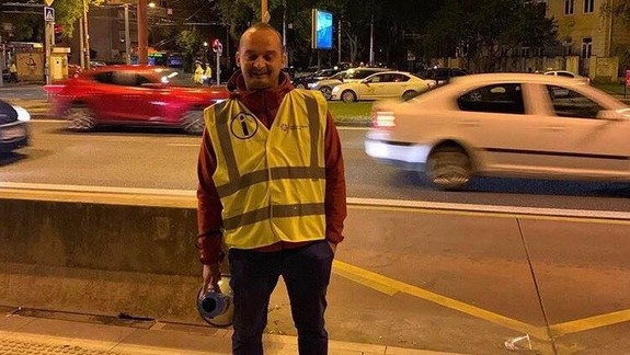 Na zastávkach MHD v okolí zimného štadióna sa objavili informátori DPB - spoznáte ich vďaka megafónom!