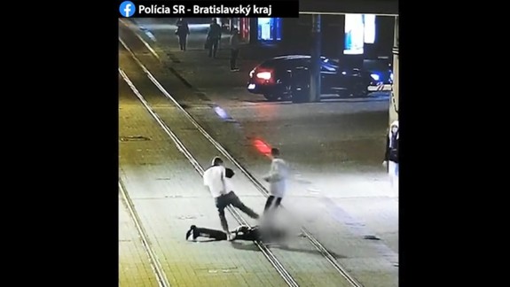VIDEO: Na Obchodnej sa opäť odohral brutálny nočný útok - bitkárov zachytila bezpečnostná kamera