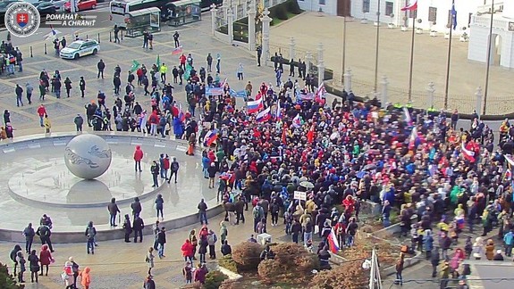 Verejné zhromaždenie na Hodžovom námestí môže podvečer obmedziť MHD