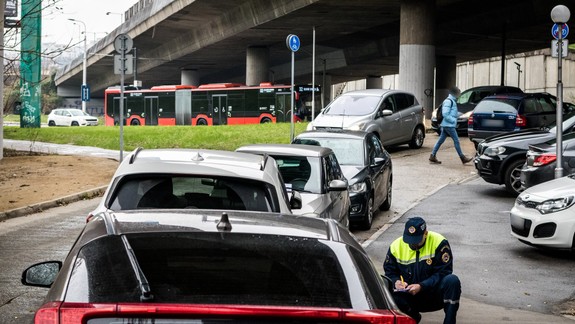 Mestskí policajti sa pod mostom Lanfranconi poriadne zapotili. Dávajte pozor, kde parkujete