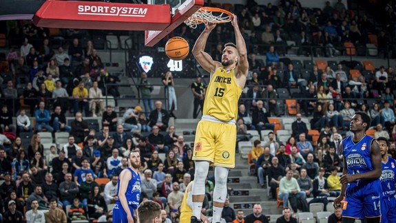 Príďte fandiť našim. V februári môžete ísť v Bratislave na hokej, basketbal či futbal