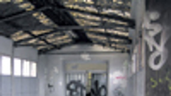 Vandali majú na železničných staniciach raj